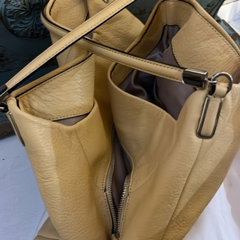 NEW CONDITION Coach Soft Leather Hobo with Multiple Pockets - Picture 5 of 6